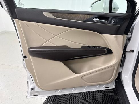 Used 2017 Lincoln MKC Reserve w/ Lincoln MKC Climate Package AWD/4WD image 13