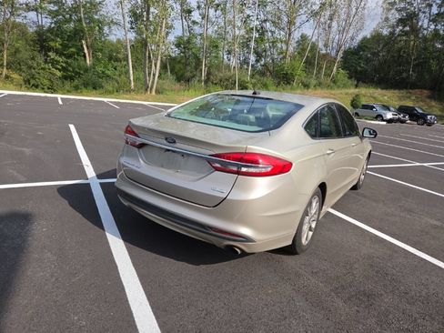 Used 2017 Ford Fusion SE FWD image 6