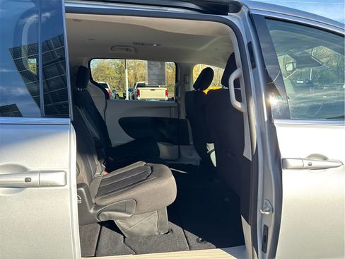 Used 2023 Chrysler Voyager LX image 14