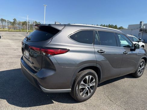 Used 2022 Toyota Highlander XLE image 7