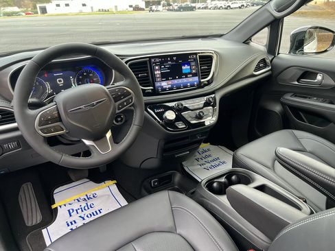 Used 2026 Chrysler Pacifica Select image 20