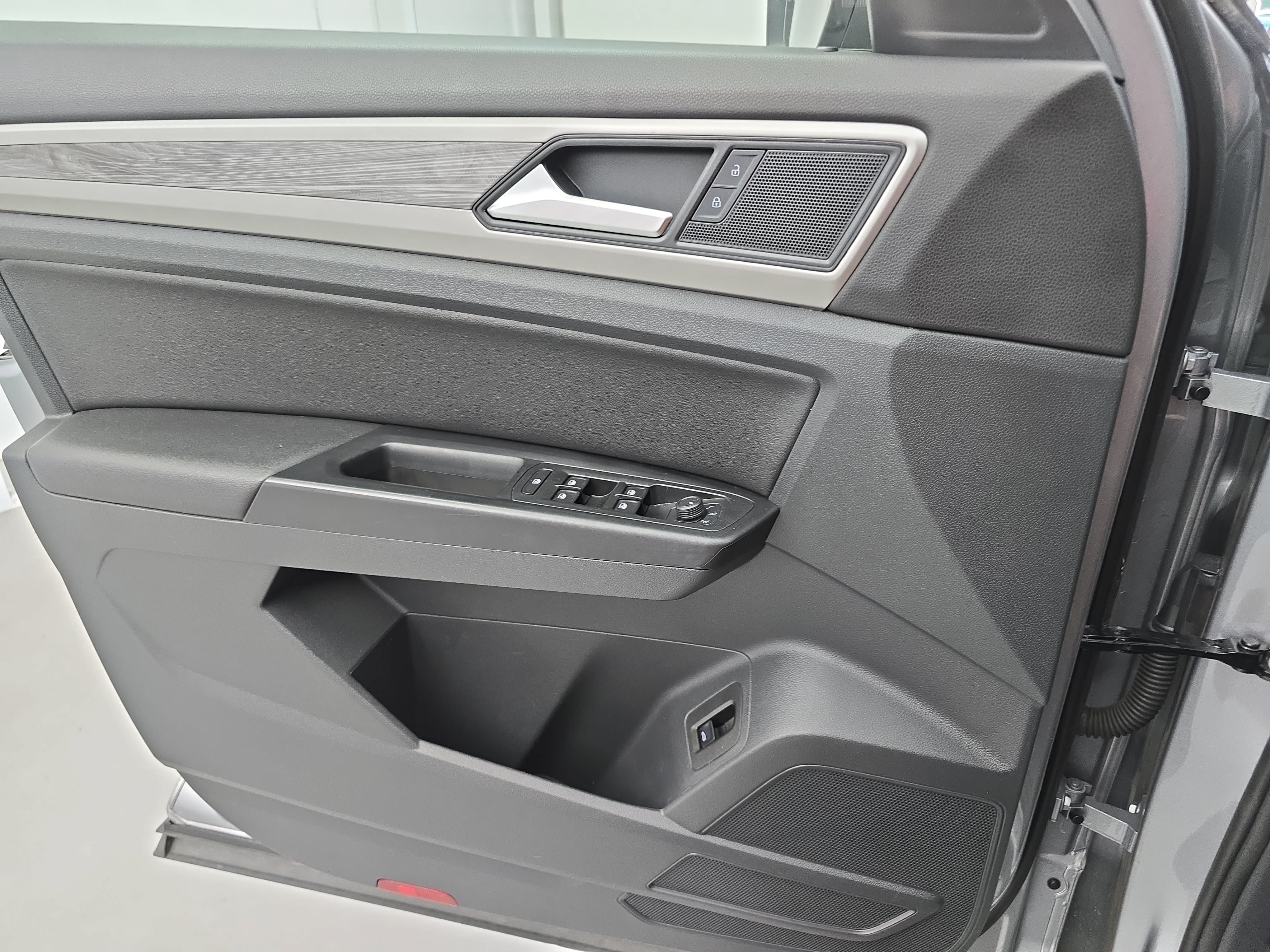 Used 2020 Volkswagen Atlas Cross Sport SE w/ Panoramic Sunroof Package FWD image 27