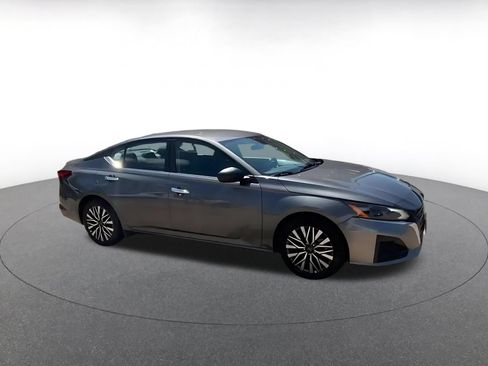 Used 2025 Nissan Altima 2.5 SV FWD image 2