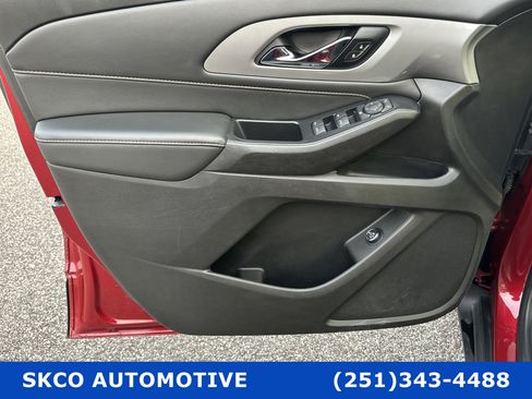 Used 2021 Chevrolet Traverse LT image 12