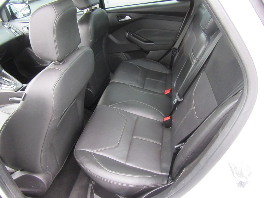 Used 2015 Ford Focus SE w/ Equipment Group 201A FWD image 9