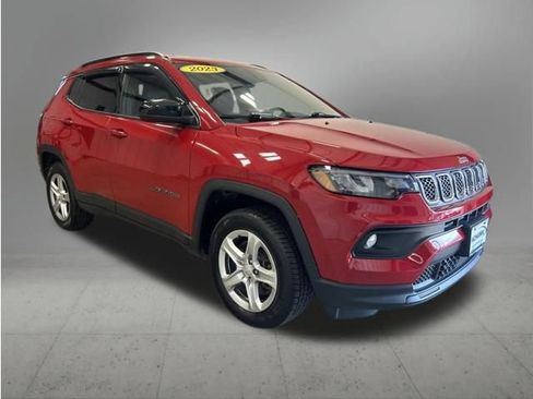 Used 2023 Jeep Compass Latitude w/ Convenience Group AWD/4WD image 3