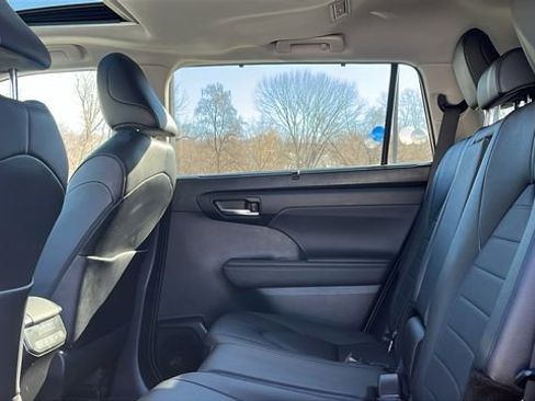 Certified 2024 Toyota Highlander XLE image 20