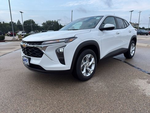 New 2026 Chevrolet Trax LS w/ LS Convenience Package FWD image 1