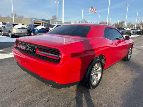 Used 2016 Dodge Challenger SXT w/ Driver Convenience Group image 7