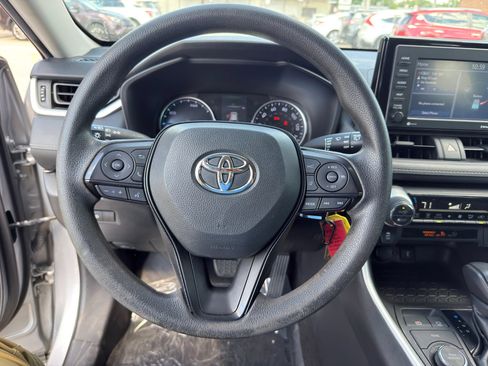 Used 2021 Toyota RAV4 LE AWD/4WD image 11