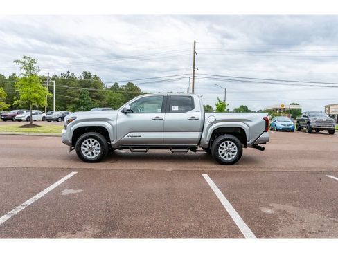 Certified 2026 Toyota Tacoma SR5 AWD/4WD image 9