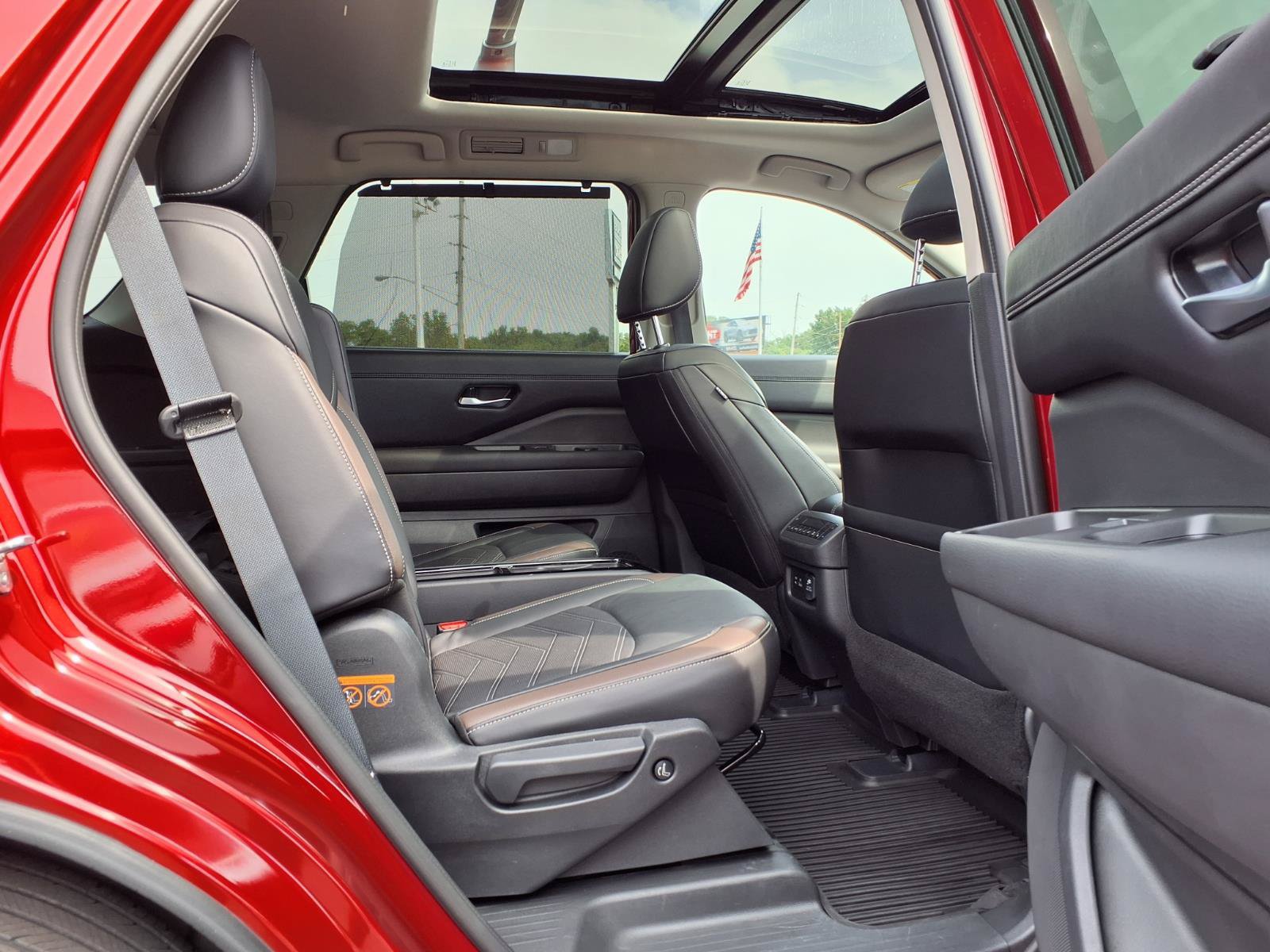 Used 2024 Nissan Pathfinder Platinum AWD/4WD image 28