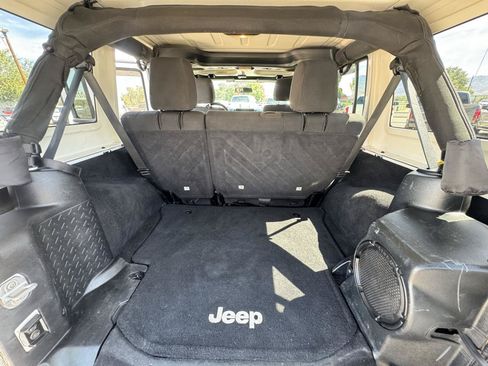 Used 2011 Jeep Wrangler Unlimited Rubicon w/ Connectivity Group AWD/4WD image 17
