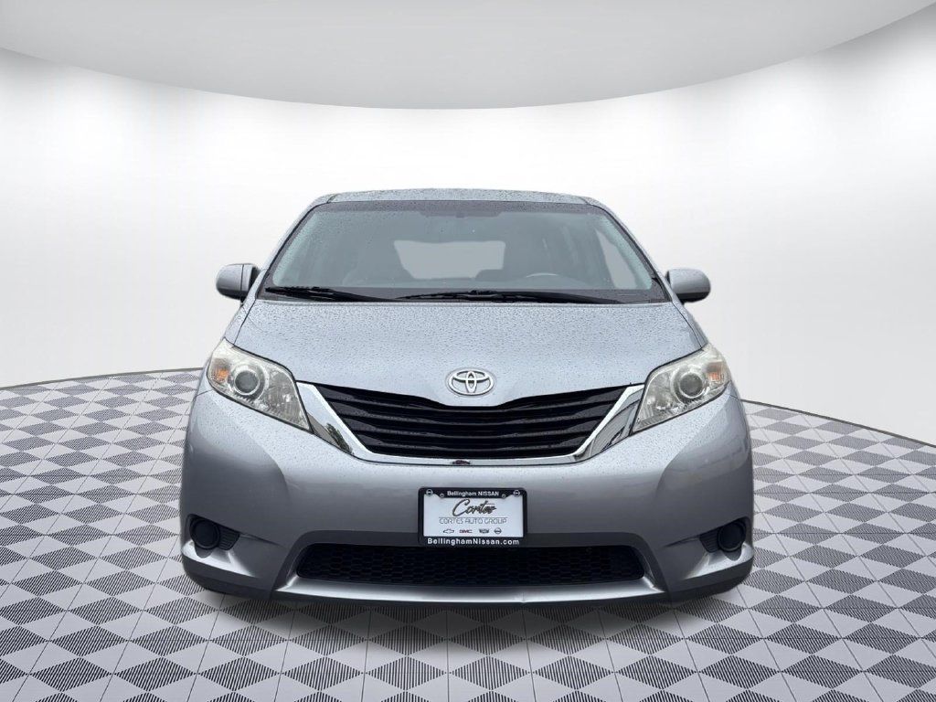Used 2013 Toyota Sienna LE w/ Towing Pkg FWD image 2