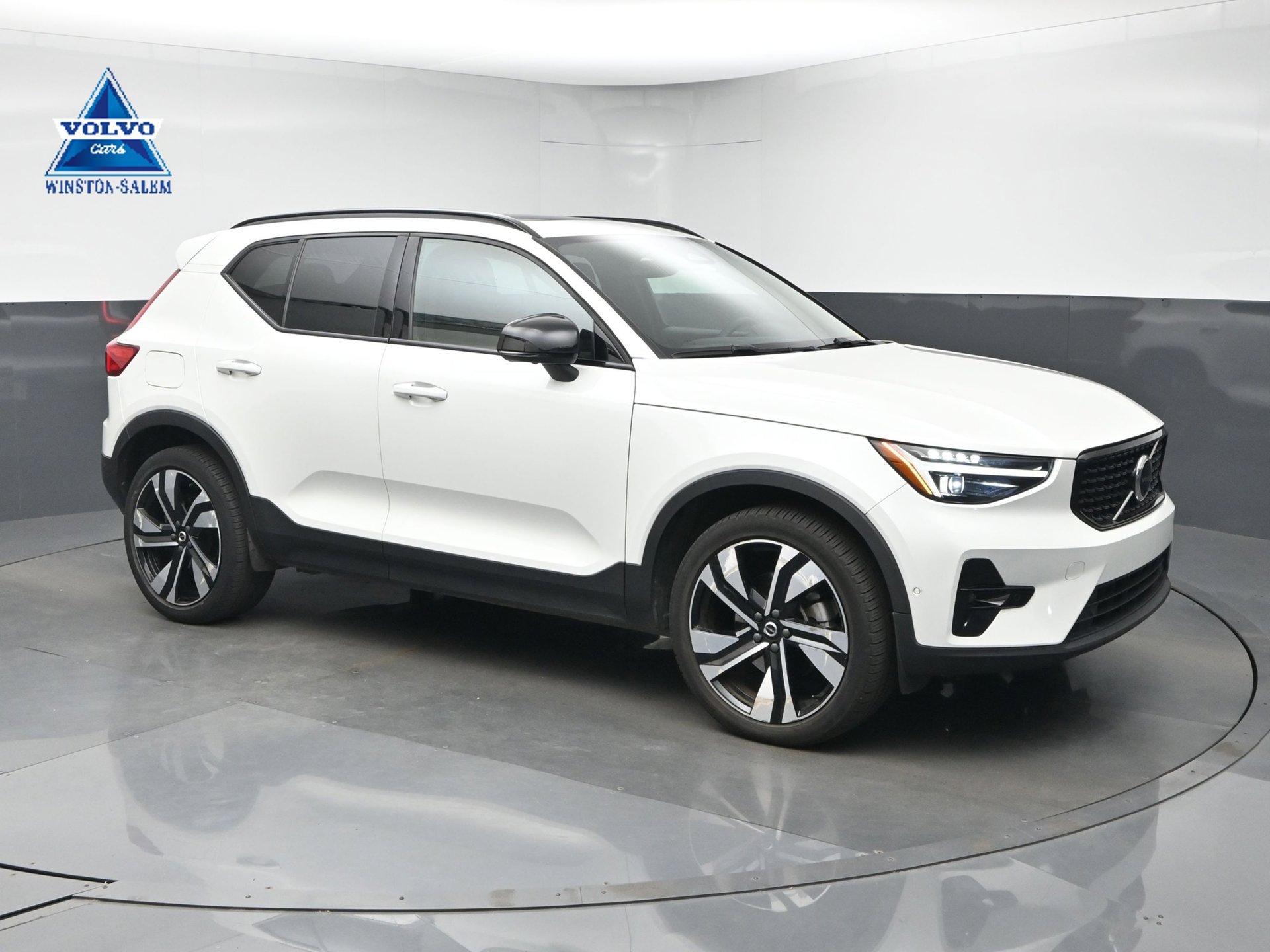 Used 2024 Volvo XC40 B5 Ultimate w/ Protection Package Premier AWD/4WD image 1