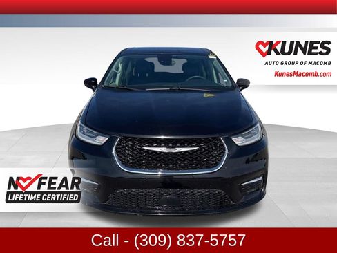 Used 2024 Chrysler Pacifica Touring-L FWD image 2