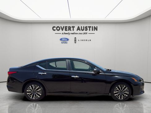 Used 2025 Nissan Altima 2.5 SV FWD image 7
