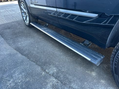 Used 2017 Cadillac Escalade Premium Luxury image 18