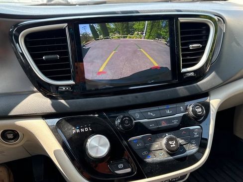 Used 2022 Chrysler Pacifica Touring-L FWD image 24