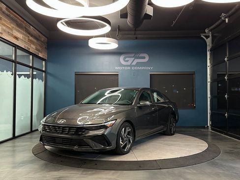 Used 2024 Hyundai Elantra Limited image 7