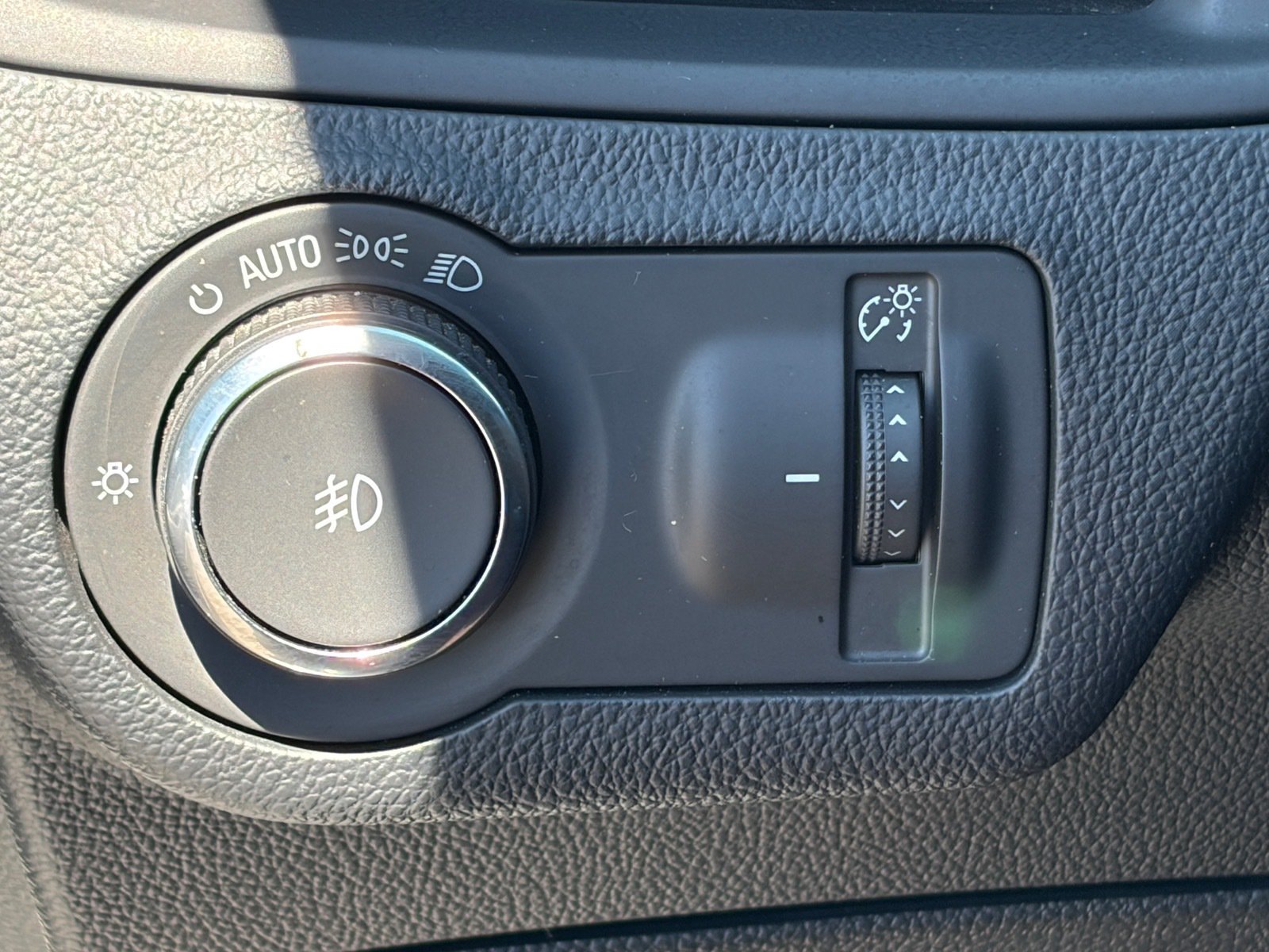 Used 2019 Buick Envision Essence w/ LPO, Active Package FWD image 19