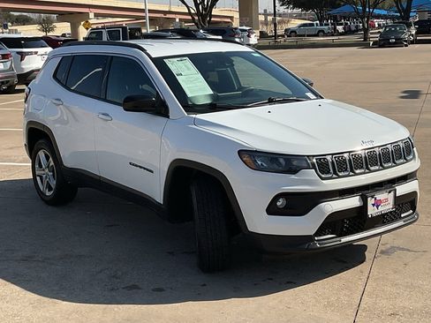 Used 2023 Jeep Compass Latitude image 4