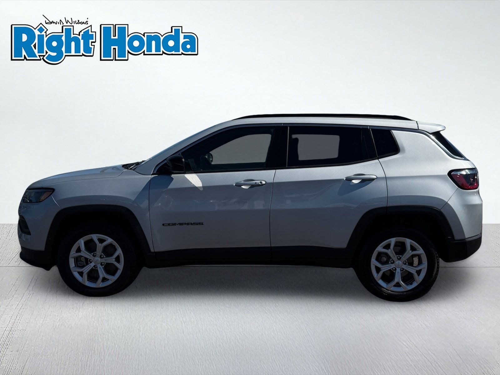 Used 2024 Jeep Compass Latitude AWD/4WD image 3