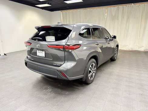 Used 2022 Toyota Highlander XLE image 7