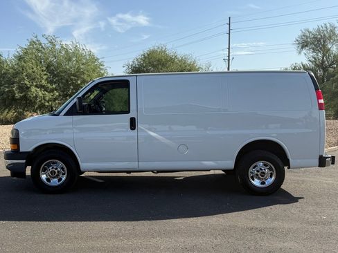Used 2018 GMC Savana 2500 w/ Driver Convenience Package RWD image 2