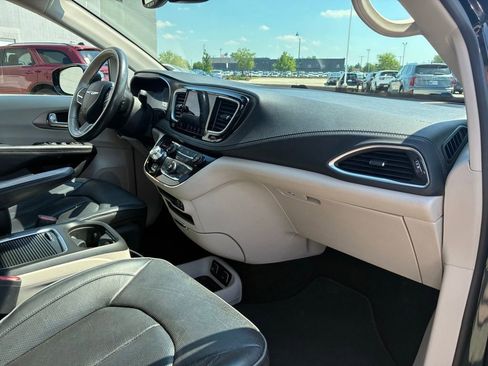 Used 2019 Chrysler Pacifica Limited FWD image 29