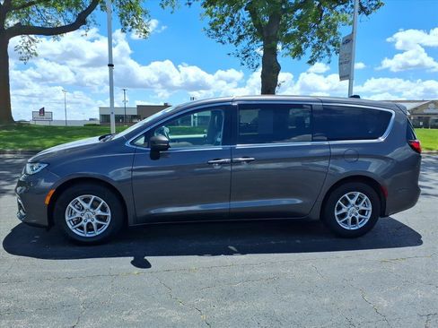 Used 2023 Chrysler Pacifica Touring-L FWD image 4