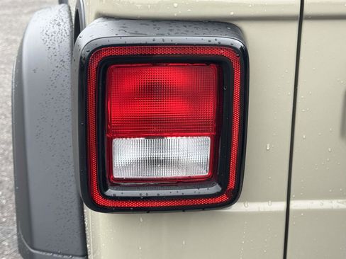 Used 2022 Jeep Wrangler Unlimited Sport image 8