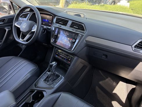 Used 2022 Volkswagen Tiguan SE w/ Panoramic Sunroof Package image 11