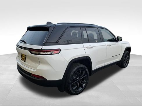 New 2025 Jeep Grand Cherokee Limited w/ Trailer Tow Package AWD/4WD image 6