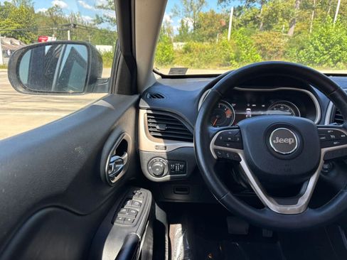 Used 2017 Jeep Cherokee Limited image 29