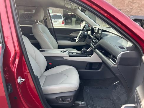 Certified 2025 Toyota Grand Highlander AWD image 34