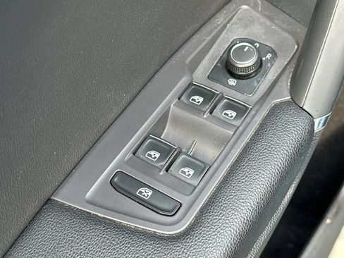 Used 2018 Volkswagen Tiguan SE image 13