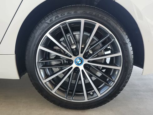 Used 2023 BMW 530e w/ Premium Package RWD image 10
