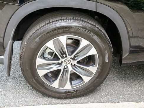 Used 2024 Toyota Highlander XLE image 13