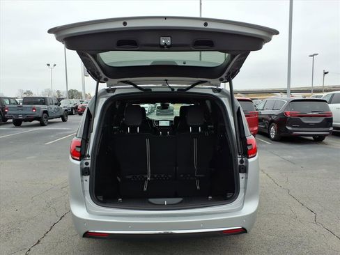 New 2026 Chrysler Pacifica Select image 5