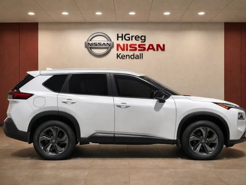 Used 2024 Nissan Rogue SV FWD image 3