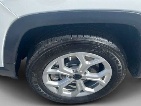 Used 2025 Jeep Compass Latitude AWD/4WD image 3