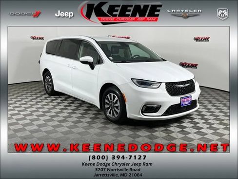 Used 2023 Chrysler Pacifica Touring-L FWD image 1