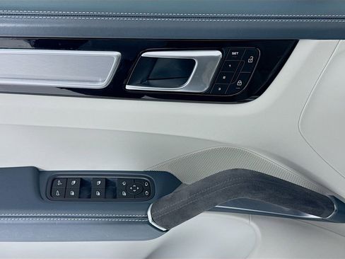 Certified 2022 Porsche Cayenne Turbo AWD/4WD image 11