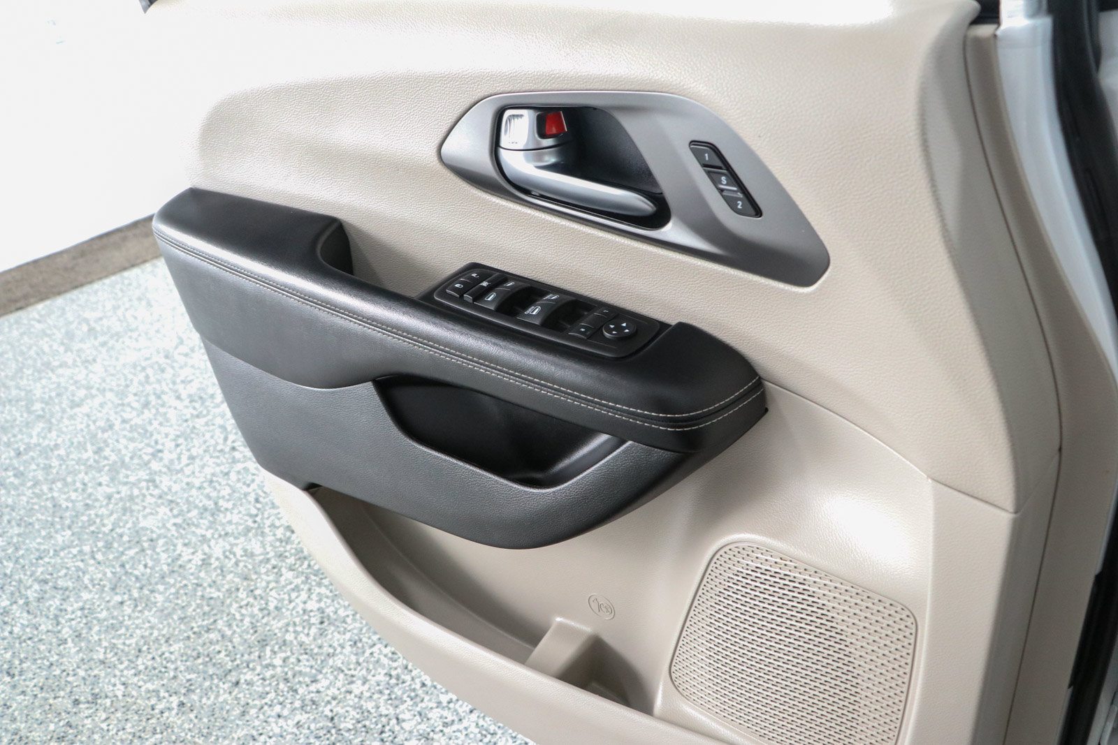 Used 2022 Chrysler Pacifica Touring-L FWD image 21