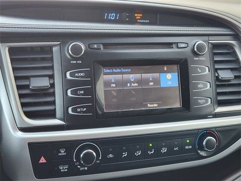 Used 2019 Toyota Highlander LE image 16