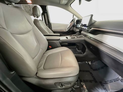 Used 2025 Toyota Sienna XLE FWD image 31