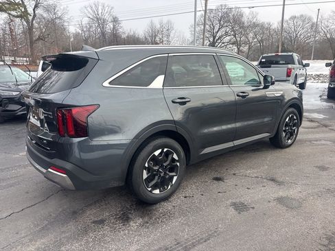 Used 2024 Kia Sorento S image 8