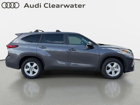 Used 2023 Toyota Highlander LE FWD image 5
