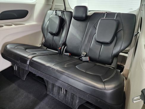 Used 2024 Chrysler Pacifica Touring-L image 10